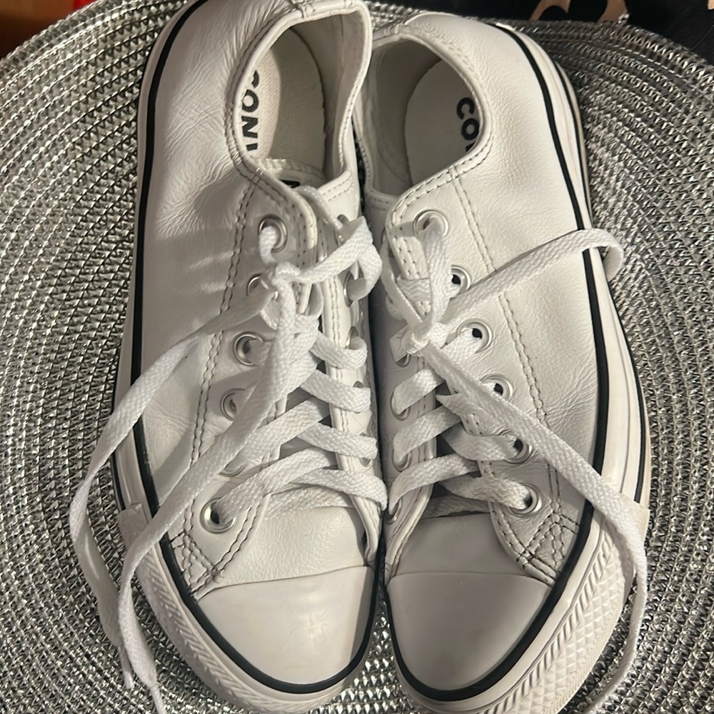 Chuck Taylor's leather all stars ⭐️ Converse size men's 4.5/women's 6.5